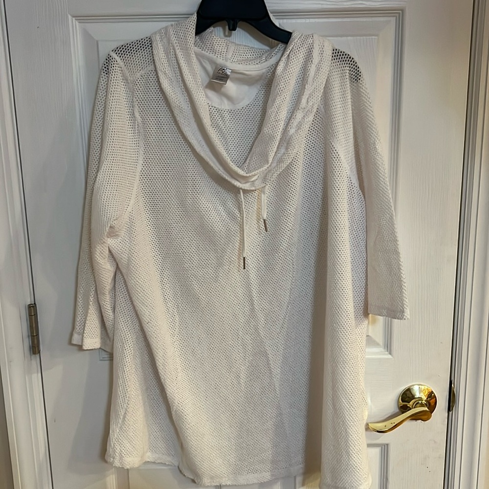 Avenue sport mesh shirt size 18/20 like new in white